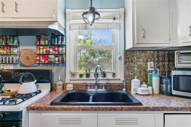 2002 Vermont Ave, West Mifflin, PA 15122