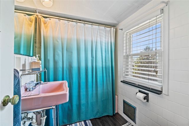 2002 Vermont Ave, West Mifflin, PA 15122