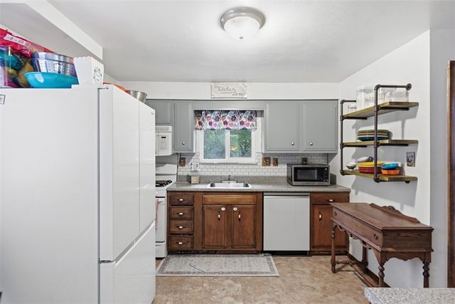 239 Golden Gate Dr, Verona, PA 15147