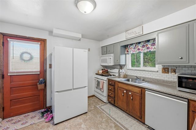 239 Golden Gate Dr, Verona, PA 15147