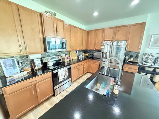 2945 SE 3rd St, Homestead, FL 33033