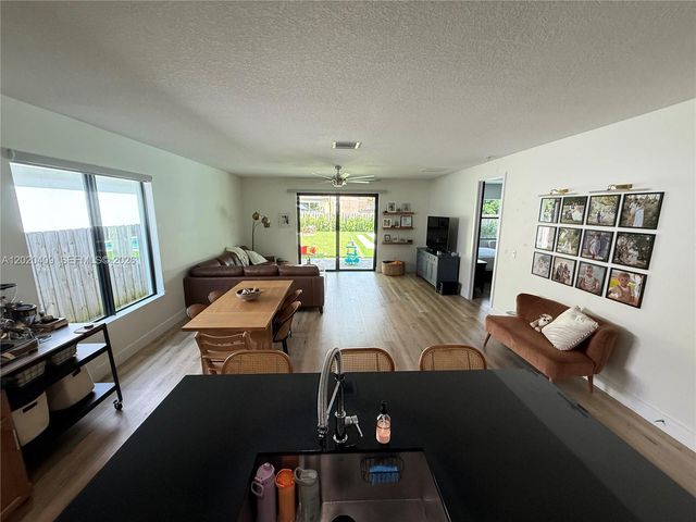 2945 SE 3rd St, Homestead, FL 33033