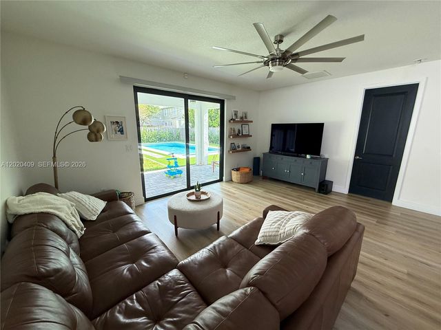 2945 SE 3rd St, Homestead, FL 33033
