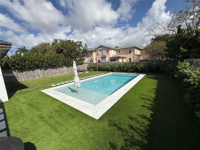 2945 SE 3rd St, Homestead, FL 33033