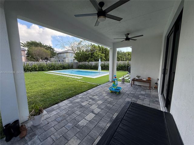 2945 SE 3rd St, Homestead, FL 33033