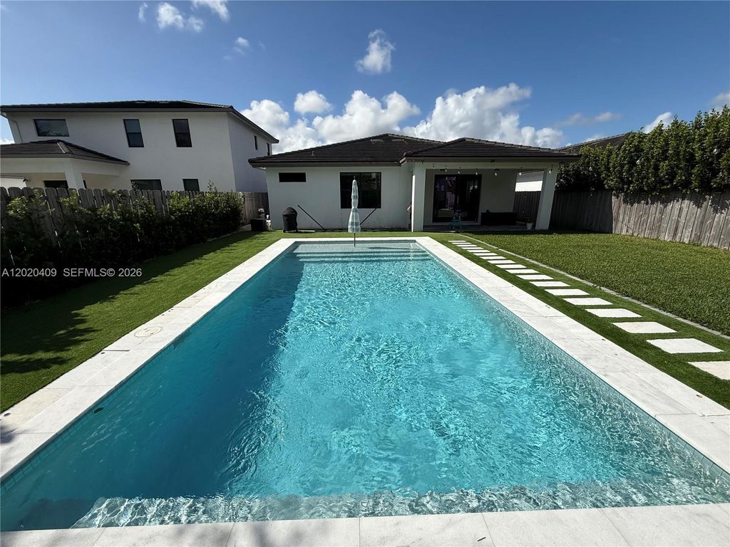 2945 SE 3rd St, Homestead, FL 33033