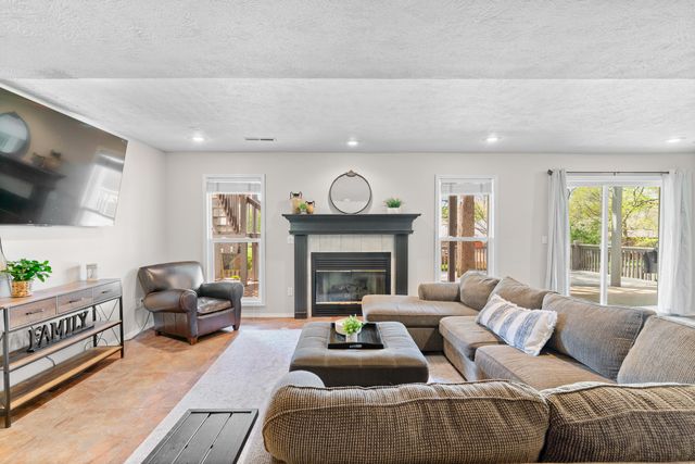 840 E Gaslight Drive, Springfield, MO 65810