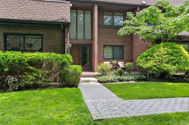 66 Chestnut Hill, Roslyn, NY 11576