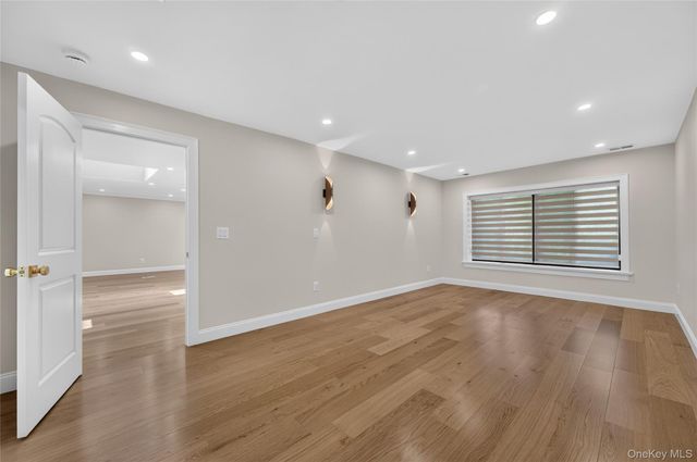 66 Chestnut Hill, Roslyn, NY 11576