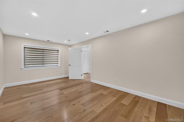 66 Chestnut Hill, Roslyn, NY 11576