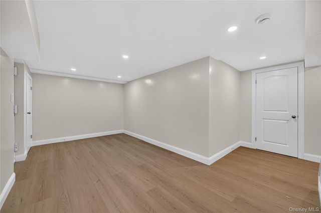66 Chestnut Hill, Roslyn, NY 11576