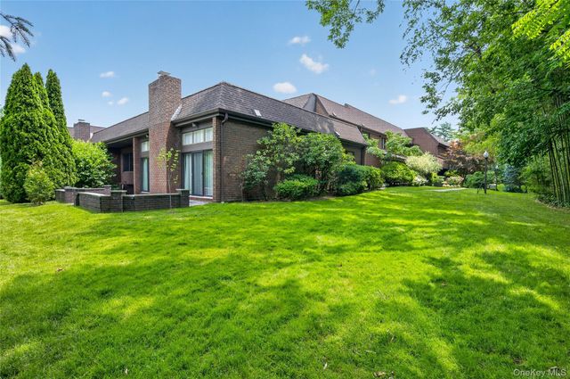 66 Chestnut Hill, Roslyn, NY 11576