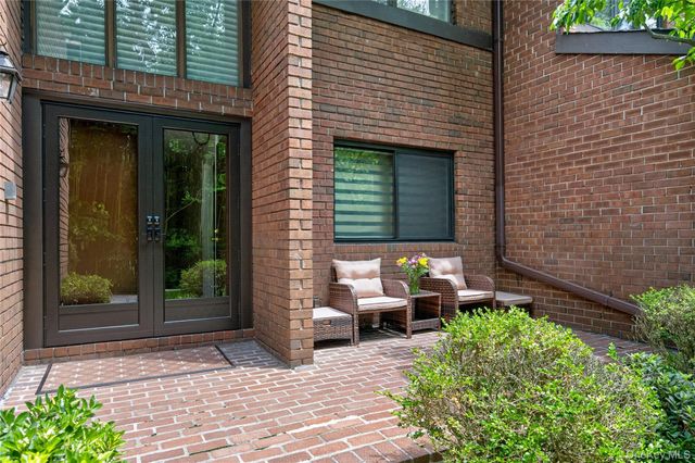 66 Chestnut Hill, Roslyn, NY 11576