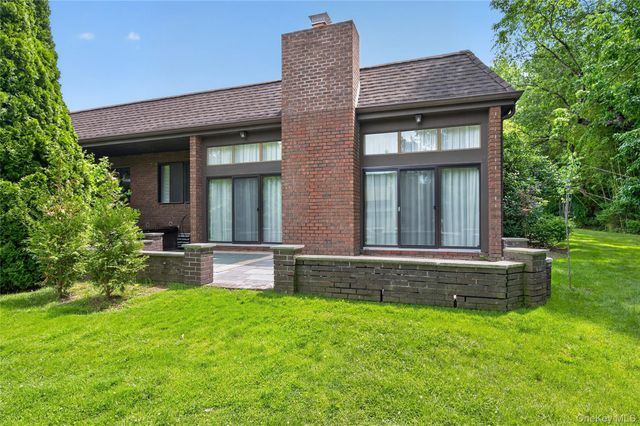 66 Chestnut Hill, Roslyn, NY 11576