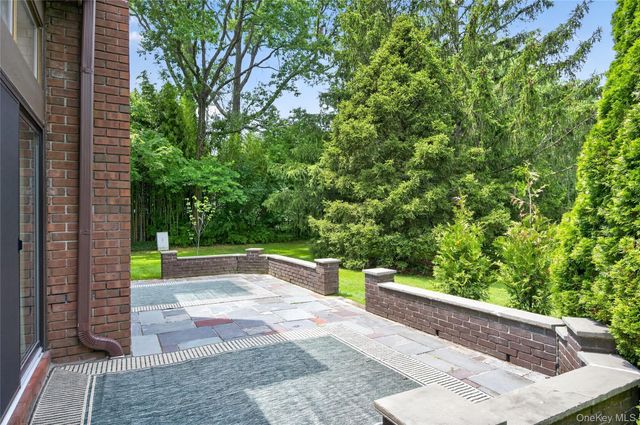 66 Chestnut Hill, Roslyn, NY 11576