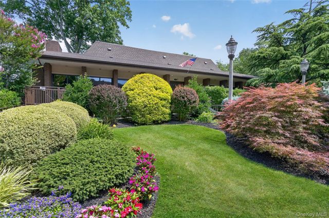 66 Chestnut Hill, Roslyn, NY 11576