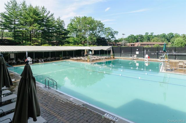 66 Chestnut Hill, Roslyn, NY 11576