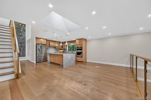 66 Chestnut Hill, Roslyn, NY 11576