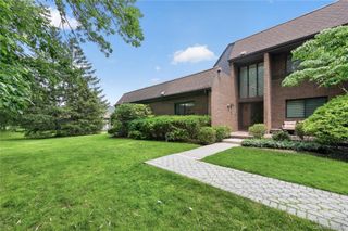 66 Chestnut Hill, Roslyn, NY 11576