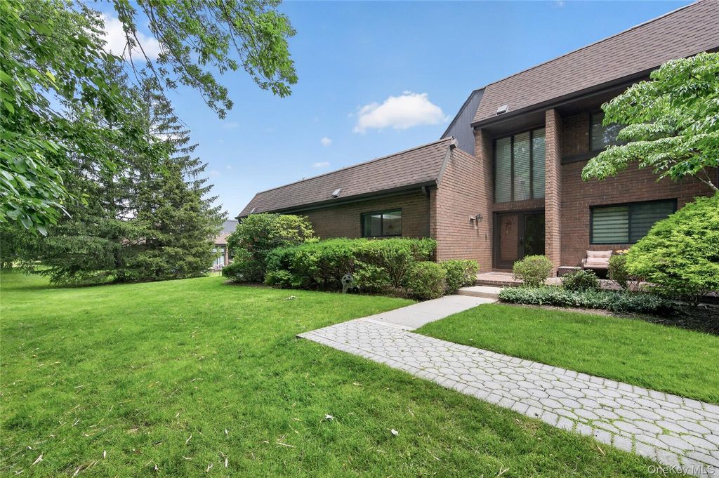 66 Chestnut Hill, Roslyn, NY 11576