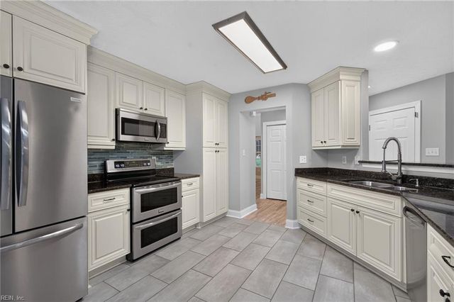 30 Meadow Creek DR, Newport News, VA 23608