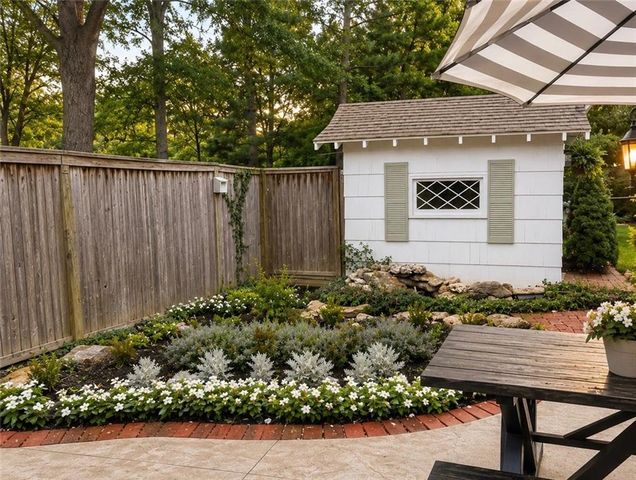 9614 Mohawk Drive, Overland Park, KS 66206