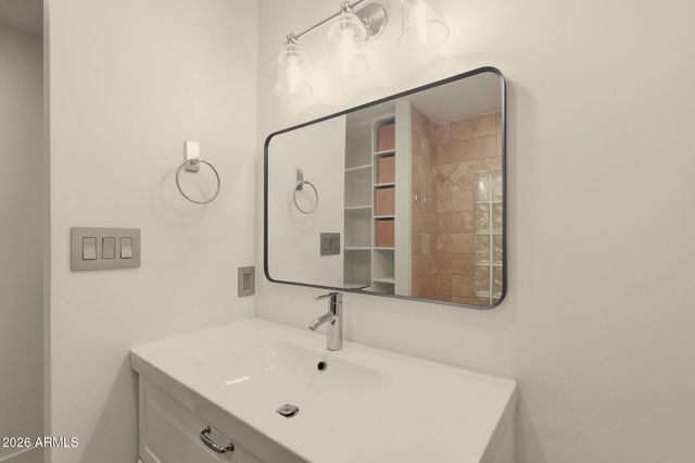 2208 E Turney Avenue, Phoenix, AZ 85016