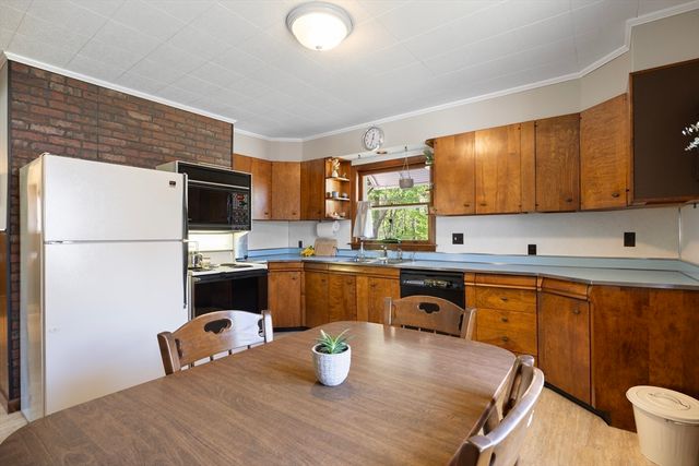 62 Lincoln Avenue, South Hadley, MA 01075