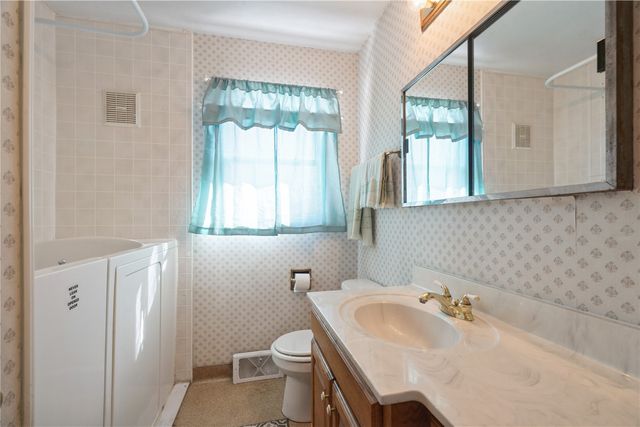 327 32nd Street NW, Cedar Rapids, IA 52405