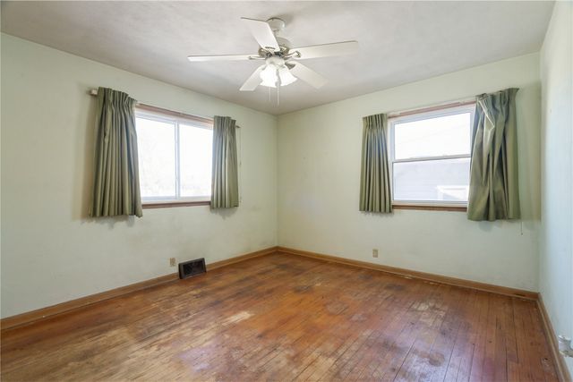 327 32nd Street NW, Cedar Rapids, IA 52405