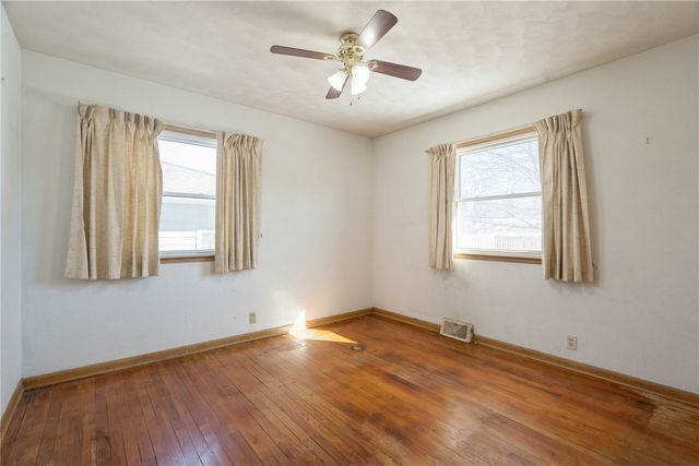 327 32nd Street NW, Cedar Rapids, IA 52405