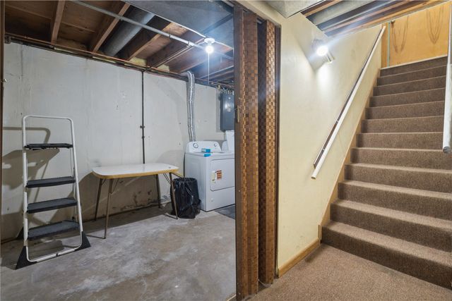 327 32nd Street NW, Cedar Rapids, IA 52405