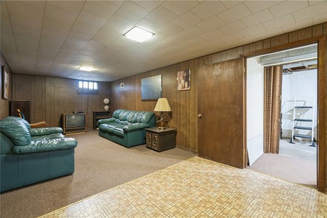 327 32nd Street NW, Cedar Rapids, IA 52405