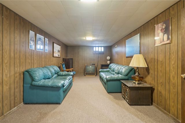 327 32nd Street NW, Cedar Rapids, IA 52405