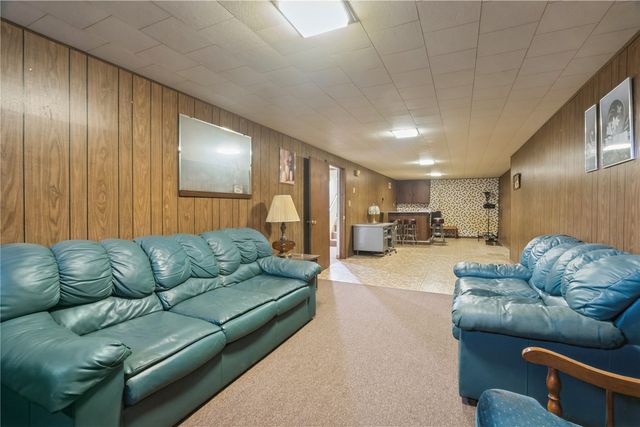 327 32nd Street NW, Cedar Rapids, IA 52405