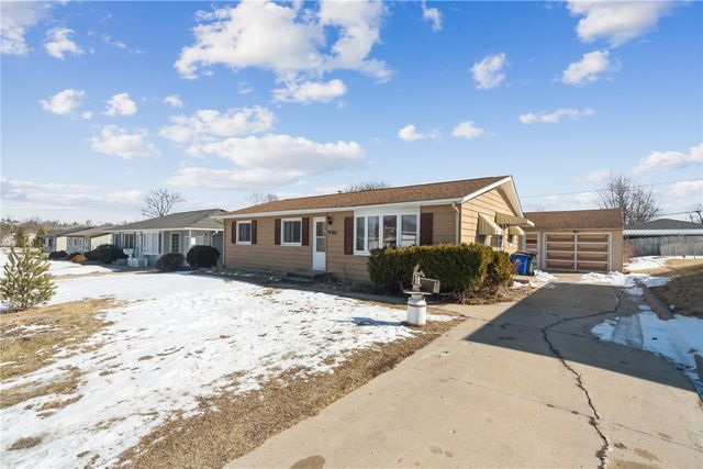 327 32nd Street NW, Cedar Rapids, IA 52405