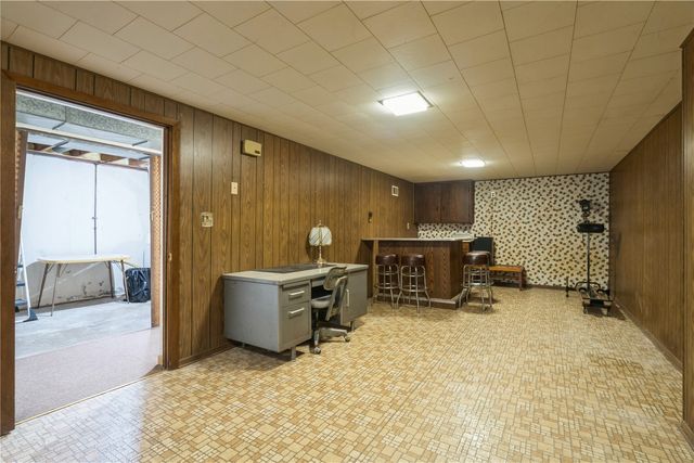 327 32nd Street NW, Cedar Rapids, IA 52405