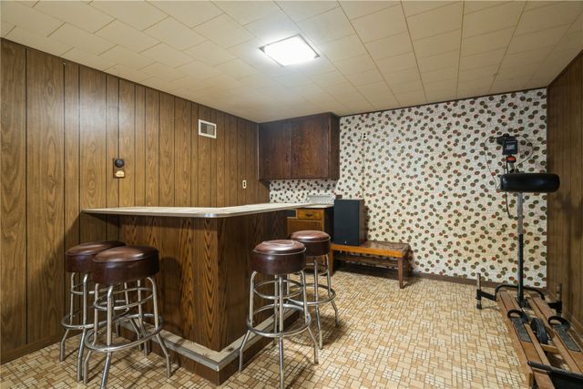 327 32nd Street NW, Cedar Rapids, IA 52405