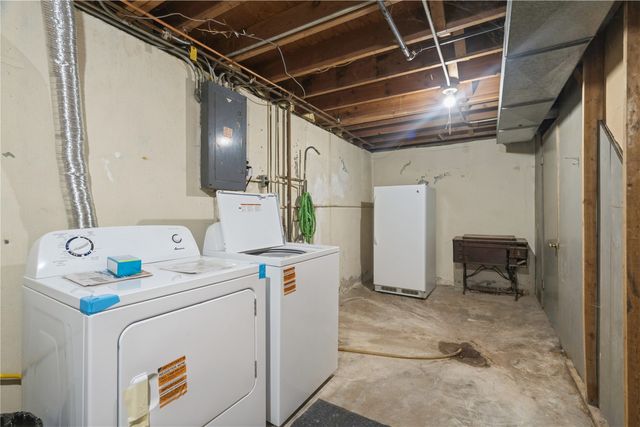 327 32nd Street NW, Cedar Rapids, IA 52405