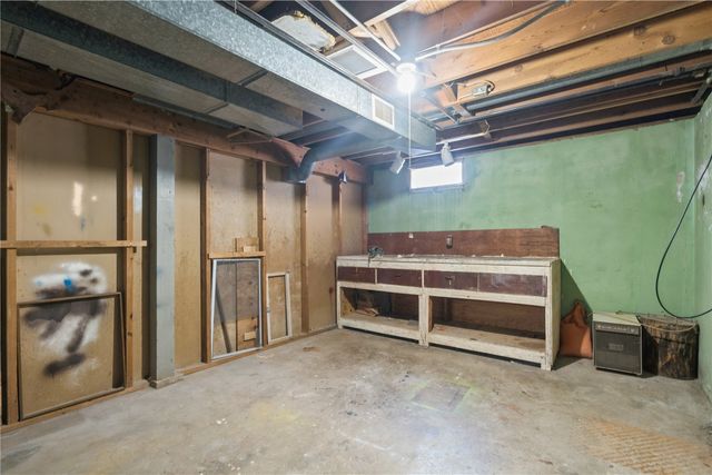 327 32nd Street NW, Cedar Rapids, IA 52405