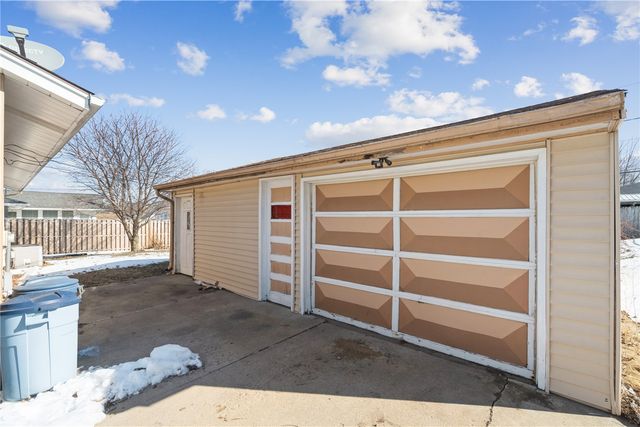 327 32nd Street NW, Cedar Rapids, IA 52405