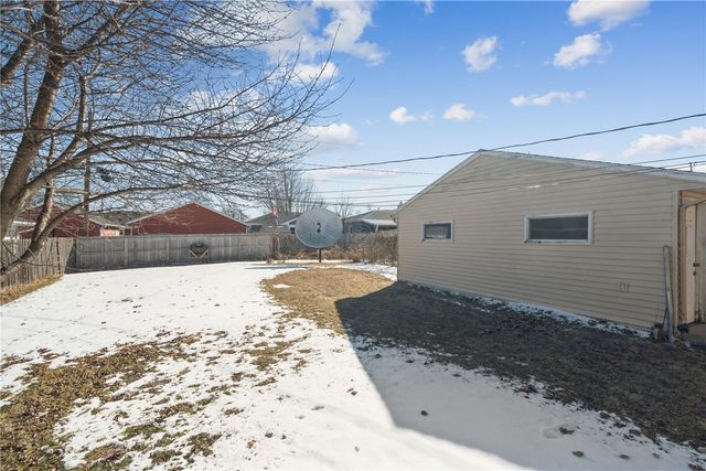 327 32nd Street NW, Cedar Rapids, IA 52405