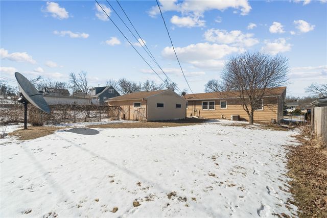 327 32nd Street NW, Cedar Rapids, IA 52405