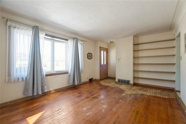 327 32nd Street NW, Cedar Rapids, IA 52405