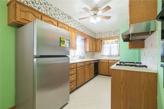 327 32nd Street NW, Cedar Rapids, IA 52405