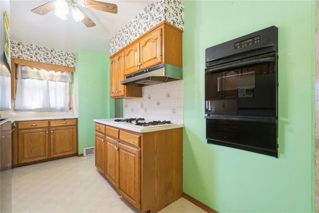 327 32nd Street NW, Cedar Rapids, IA 52405