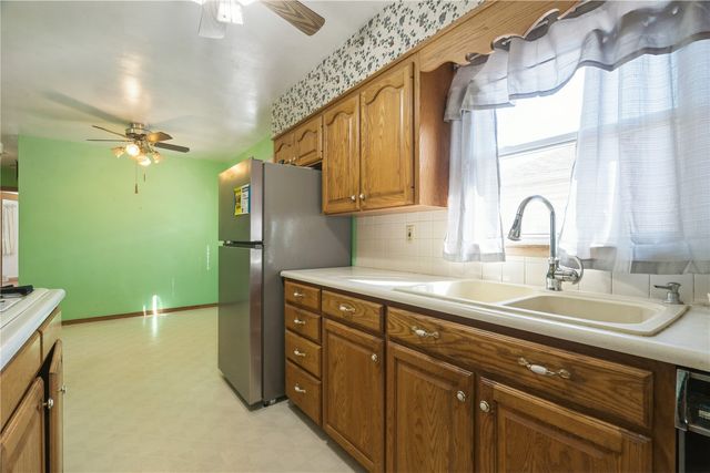 327 32nd Street NW, Cedar Rapids, IA 52405