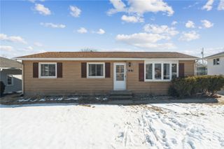 327 32nd Street NW, Cedar Rapids, IA 52405