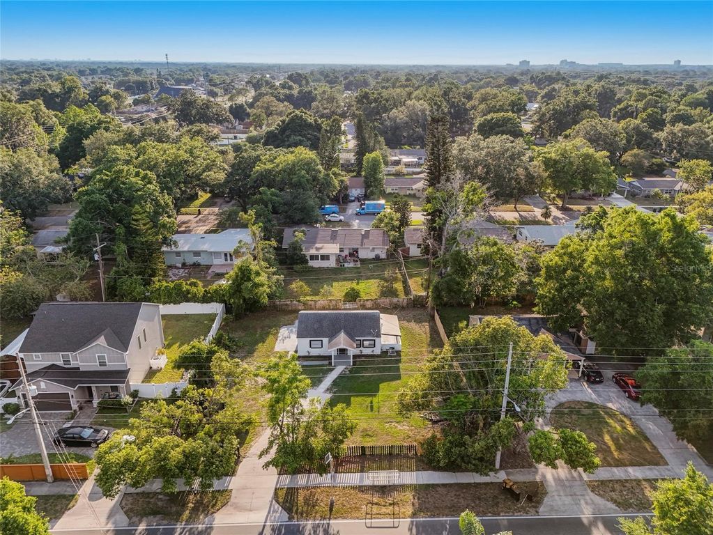 Image 34 of property listing at 2600 S CRYSTAL LAKE DRIVE, Orlando, FL 32806