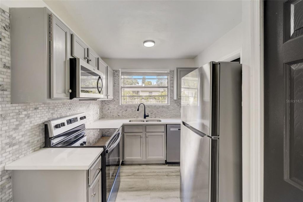 Image 9 of property listing at 2600 S CRYSTAL LAKE DRIVE, Orlando, FL 32806